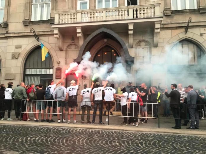 Дванадцять нардепів готові взяти на поруки активіста, який поранив поліцейського Дванадцять нардепів готові взяти на поруки активіста, який поранив поліцейського