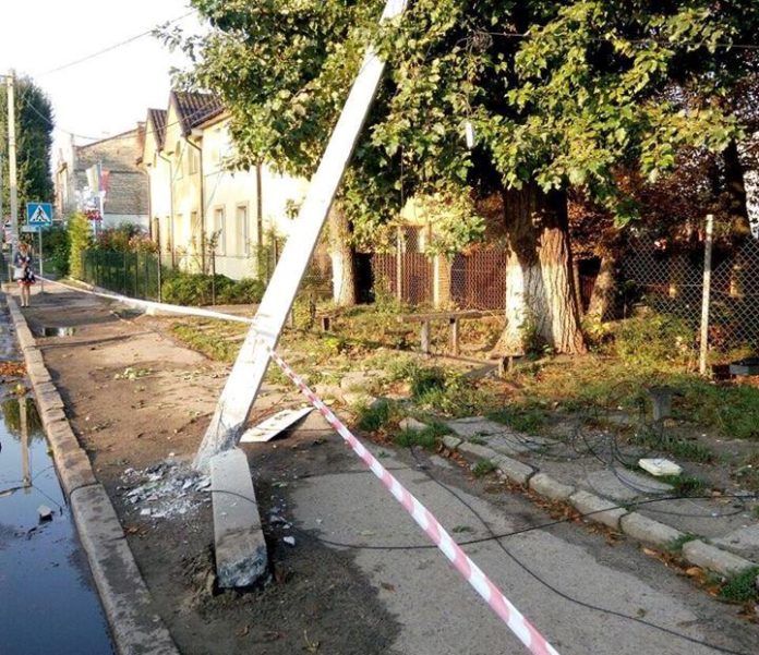 У Львові водій вантажівки зніс електроопору та втік із місця події (фото) У Львові водій вантажівки зніс електроопору та втік із місця події (фото)