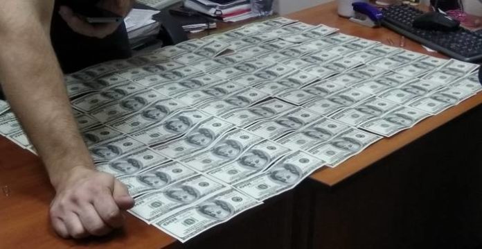 Депутат Дніпропетровської облради попалася на хабарі у 20 тисяч доларів Депутат Дніпропетровської облради попалася на хабарі у 20 тисяч доларів