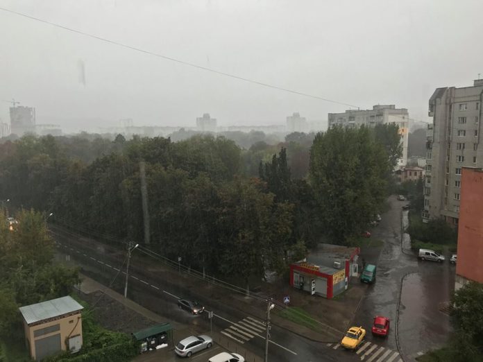 У Львові розпочалася потужна злива (відео) У Львові розпочалася потужна злива (відео)