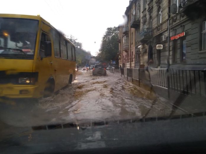 Вулицями Львова знову течуть ріки (фото, відео) Вулицями Львова знову течуть ріки (фото, відео)