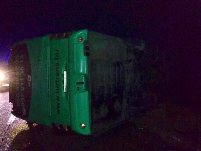 На Львівщині легковик зіткнувся із автобусом: є жертви (фото) На Львівщині легковик зіткнувся із автобусом: є жертви (фото)