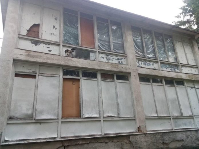 На Львівщині люди скаржаться на аварійну школу, де вікна утеплюють плівкою На Львівщині люди скаржаться на аварійну школу, де вікна утеплюють плівкою