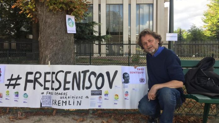 У Парижі поблизу посольства Росії голодують на підтримку Сенцова У Парижі поблизу посольства Росії голодують на підтримку Сенцова