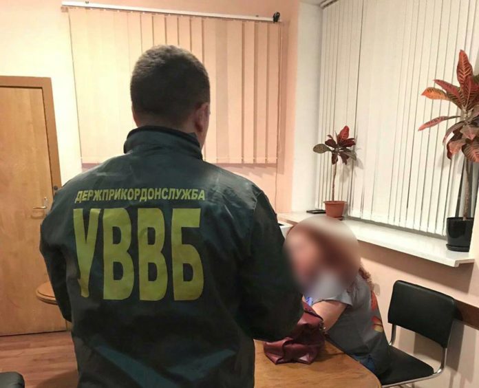 Жінка намагалася провезти через кордон дитину без дозволу батька (фото) Жінка намагалася провезти через кордон дитину без дозволу батька (фото)