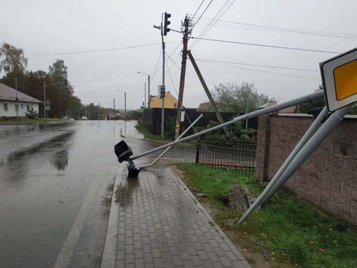 На Львівщині автомобілем збили світлофор: служба автомобільних доріг шукає винуватця На Львівщині автомобілем збили світлофор: служба автомобільних доріг шукає винуватця