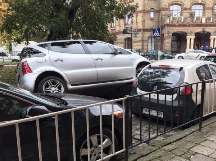 У Львові 28-річна водійка на Mercedes проїхалась по запаркованих авто (фото) У Львові 28-річна водійка на Mercedes проїхалась по запаркованих авто (фото)