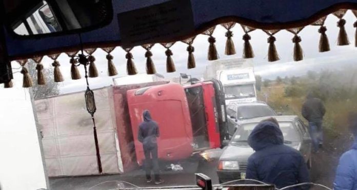 На дорозі Червоноград – Жовква перекинулась фура — рух заблоковано (фото) На дорозі Червоноград – Жовква перекинулась фура — рух заблоковано (фото)