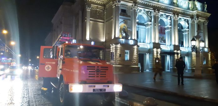Рятувальники ліквідували умовну пожежу у Львівській опері (фото) Рятувальники ліквідували умовну пожежу у Львівській опері (фото)