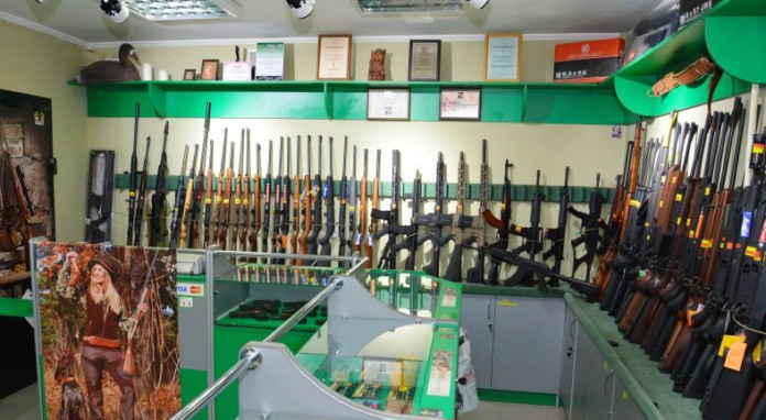 У Львові чоловік у магазині поцупив два пневматичні пістолети і тринадцять ножів У Львові чоловік у магазині поцупив два пневматичні пістолети і тринадцять ножів