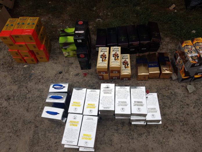 Під Києвом виявили підпільний цех з розливу алкоголю понад 20 «світових брендів» (фото) Під Києвом виявили підпільний цех з розливу алкоголю понад 20 «світових брендів» (фото)