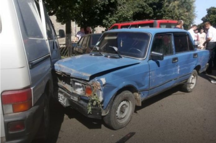 В Чернівцях чоловік викрав «Жигулі» і протаранив дев’ять авто (фото) В Чернівцях чоловік викрав «Жигулі» і протаранив дев’ять авто (фото)
