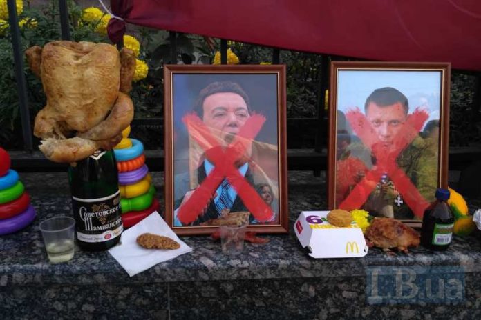 Біля посольства РФ в Києві похорон Захарченка відзначили смаженою куркою та шампанським Біля посольства РФ в Києві похорон Захарченка відзначили смаженою куркою та шампанським