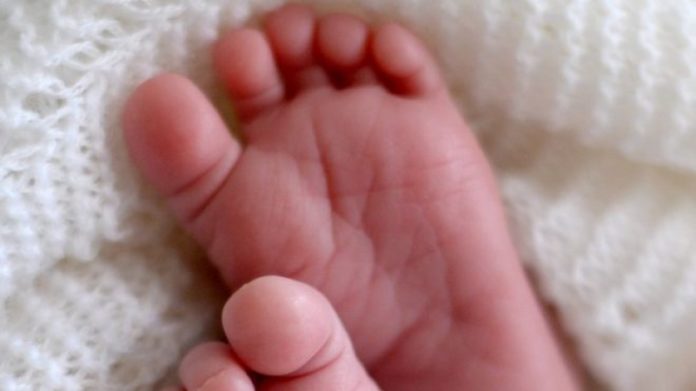 Через недовіру медикам жінка сама народила вдома. Дитина померла Через недовіру медикам жінка сама народила вдома. Дитина померла