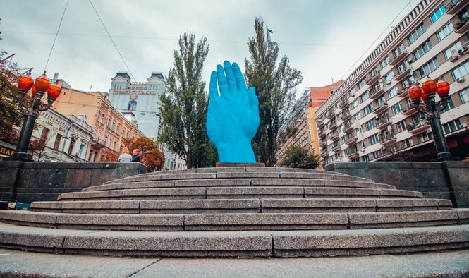 У центрі Києва встановили велетенську руку (фото)