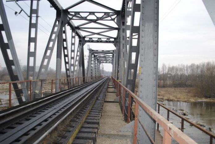 Для фарбування залізничних мостів Львівська залізниця отримала 75 тонн фарби Для фарбування залізничних мостів Львівська залізниця отримала 75 тонн фарби