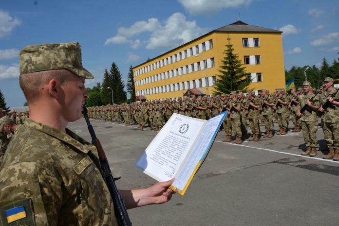 Порошенко збільшив терміни призову в армію у 2018 році Порошенко збільшив терміни призову в армію у 2018 році