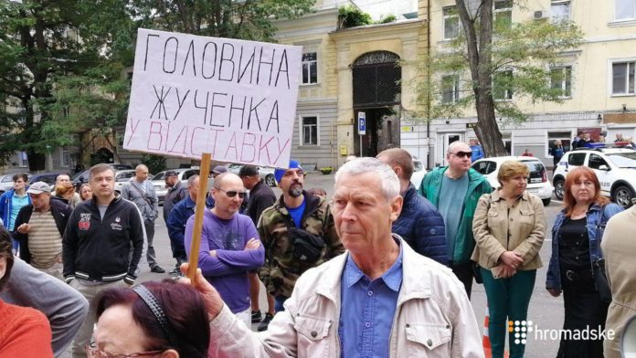 В Одесі близько сотні людей вийшли на протест через напад на Олега Михайлика (фото) В Одесі близько сотні людей вийшли на протест через напад на Олега Михайлика (фото)