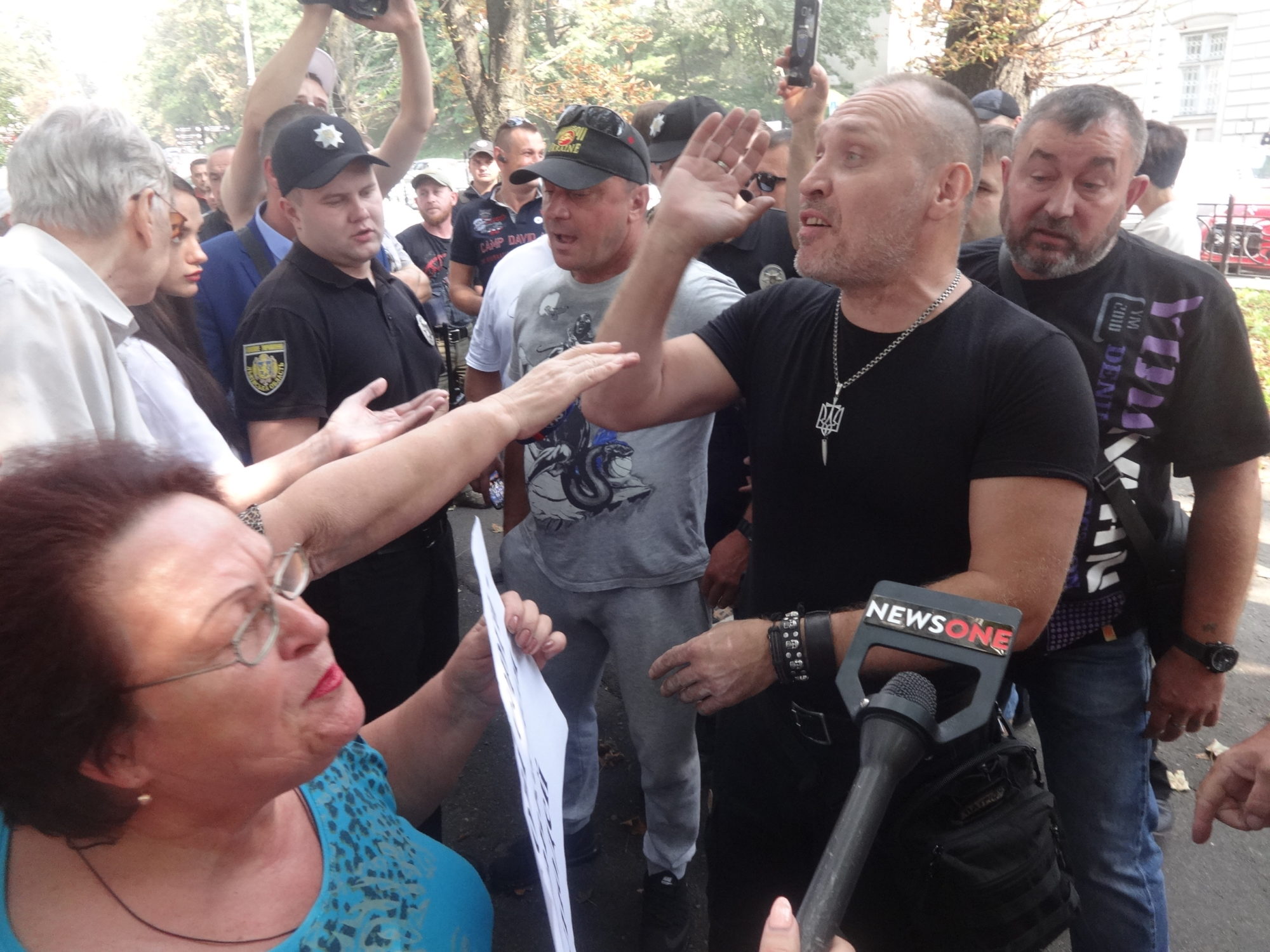 Націоналісти в центрі Львова закидали соратницю Медведчука помідорами (фото) - 3