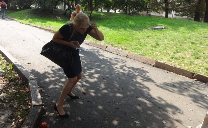 Націоналісти в центрі Львова закидали соратницю Медведчука помідорами (фото) Націоналісти в центрі Львова закидали соратницю Медведчука помідорами (фото)