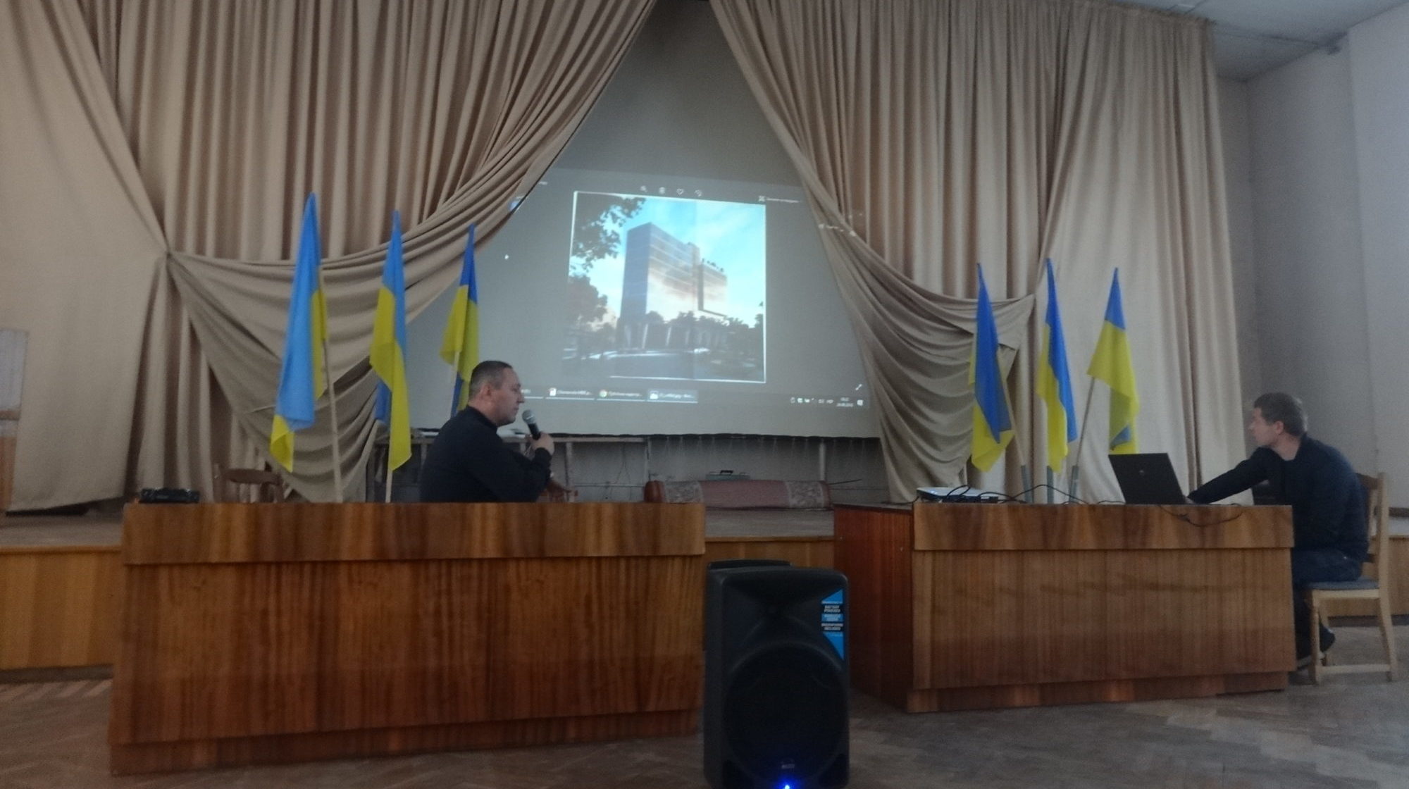 Львів’яни провели громадські слухання проти будівництва офісного центру впритул до житлових будинків (фото)