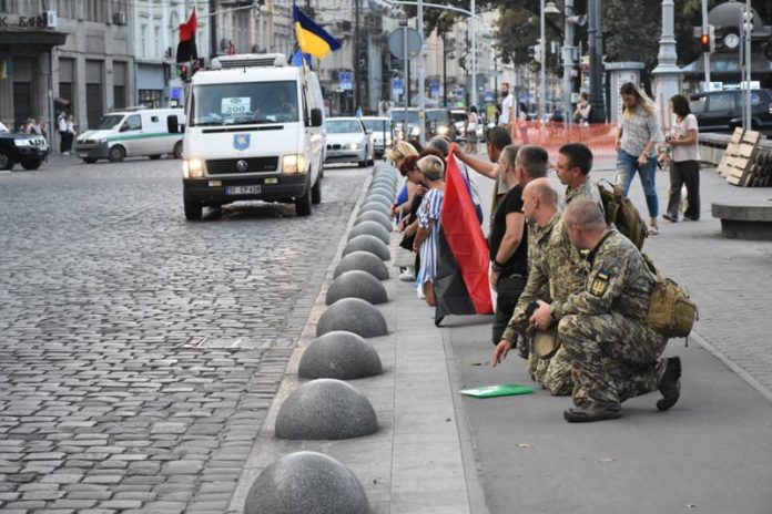 У Львові сотні людей віддали шану загиблому Герою Дмитру Урбанському (фото) У Львові сотні людей віддали шану загиблому Герою Дмитру Урбанському (фото)