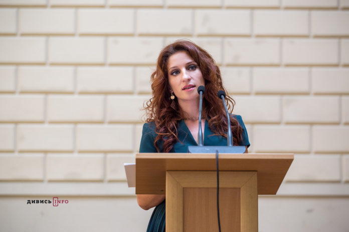 Формула відповідального батьківства – любов, турбота і повага до дітей, – Місіс Україна на форумі сім’ї (фото) Формула відповідального батьківства – любов, турбота і повага до дітей, – Місіс Україна на форумі сім’ї (фото)