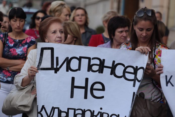 Під Львівською облрадою проходить два пікети Під Львівською облрадою проходить два пікети