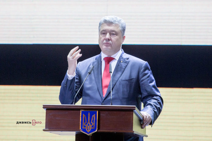 У Нью-Йорку Порошенко відмовився говорити з російським журналістом (відео) У Нью-Йорку Порошенко відмовився говорити з російським журналістом (відео)