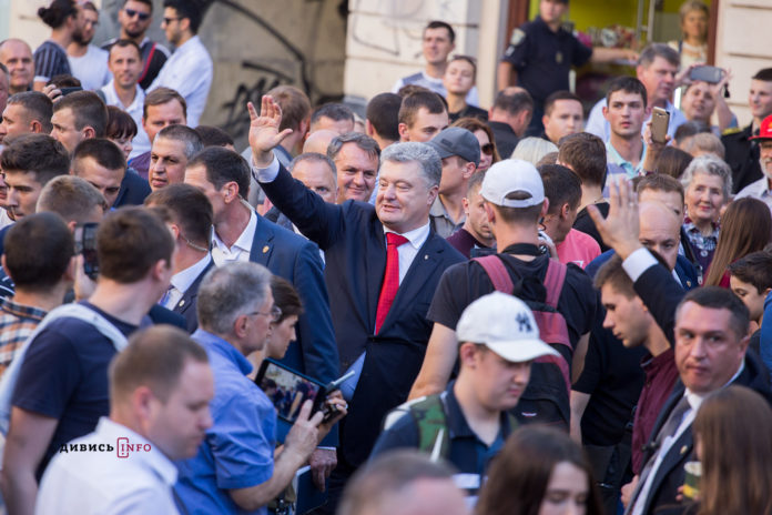 Як Порошенко прогулювався центром Львова (фоторепортаж) Як Порошенко прогулювався центром Львова (фоторепортаж)
