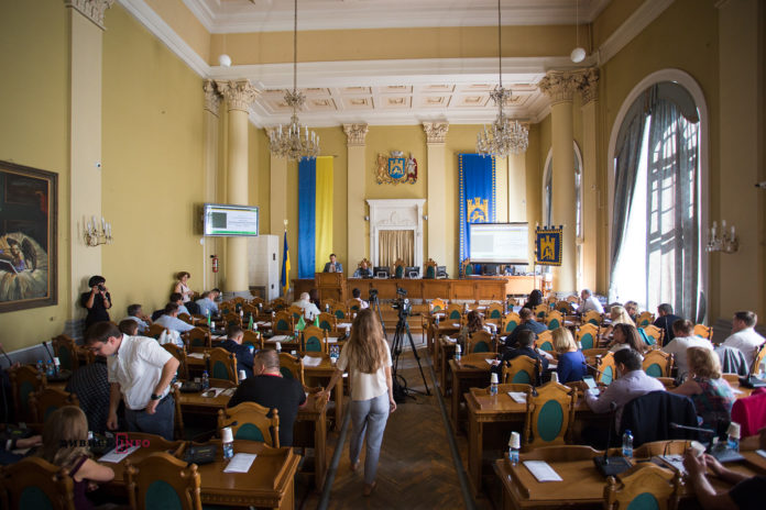 Львівські депутати дозволили найняти інспекторів з паркування та закупити евакуатори Львівські депутати дозволили найняти інспекторів з паркування та закупити евакуатори