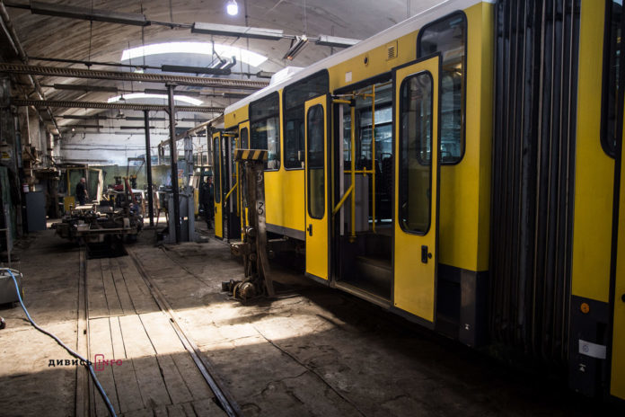 Сьогодні у Львові на маршрут виїхав перший берлінський трамвай (відео)