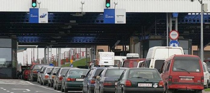 У чергах на українсько-польському кордоні застрягли сотні авто У чергах на українсько-польському кордоні застрягли сотні авто