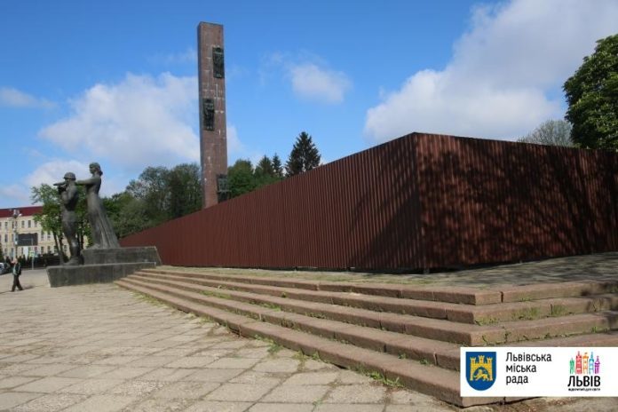У Львівській міськраді розповіли, коли демонтують Монумент слави (відео) У Львівській міськраді розповіли, коли демонтують Монумент слави (відео)
