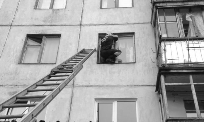 У Бориславі, у квартирі на третьому поверсі, зачинилися двоє малюків У Бориславі, у квартирі на третьому поверсі, зачинилися двоє малюків