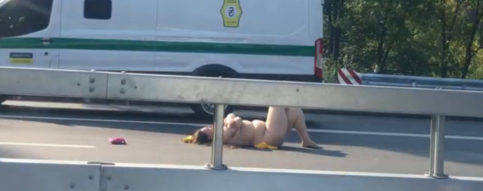 У Києві гола жінка розляглася посеред автотраси (відео) У Києві гола жінка розляглася посеред автотраси (відео)