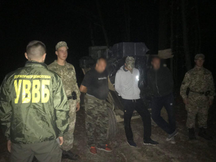 Троє чоловіків підводою намагалися переправити до Румунії 26,5 тисяч пачок цигарок Троє чоловіків підводою намагалися переправити до Румунії 26,5 тисяч пачок цигарок