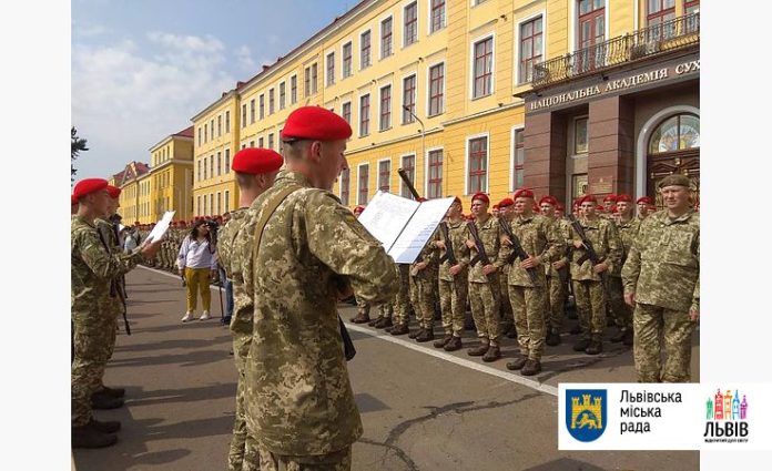 Близько 500 курсантів Академії сухопутних військ у Львові склали присягу Близько 500 курсантів Академії сухопутних військ у Львові склали присягу