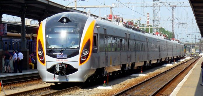 Українських провідників поїзду Одеса-Перемишль впіймали на контрабанді Українських провідників поїзду Одеса-Перемишль впіймали на контрабанді