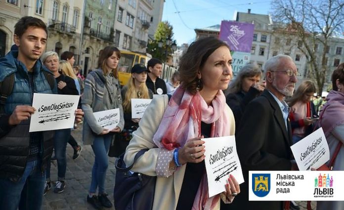 У Львові відбувся марафон-читання на підтримку Олега Сенцова та інших українських політв’язнів (фото) У Львові відбувся марафон-читання на підтримку Олега Сенцова та інших українських політв’язнів (фото)