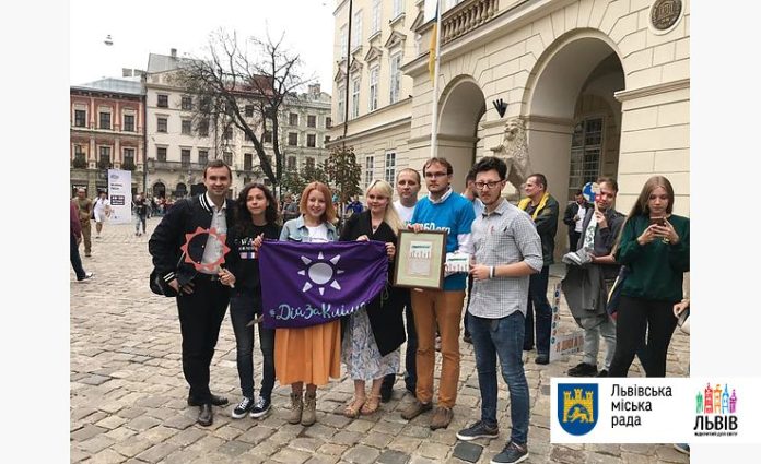 Сьогодні активісти організували акцію за перехід міста на 100% відновлюваних джерел енергії Сьогодні активісти організували акцію за перехід міста на 100% відновлюваних джерел енергії