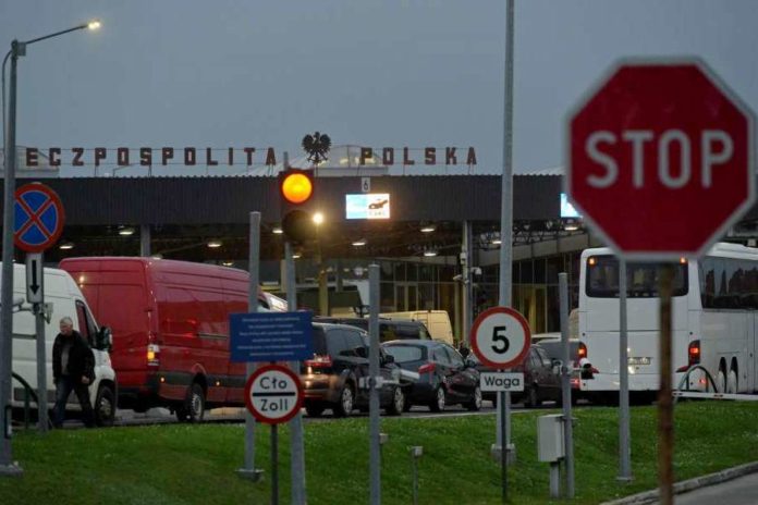Жінка запропонувала прикордонникам хабар, щоб вивезти сина за кордон Жінка запропонувала прикордонникам хабар, щоб вивезти сина за кордон