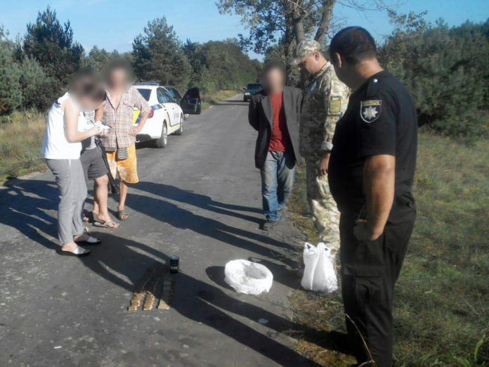 На Львівщині чоловік вийшов збирати гриби з пакетом патронів і порохом На Львівщині чоловік вийшов збирати гриби з пакетом патронів і порохом