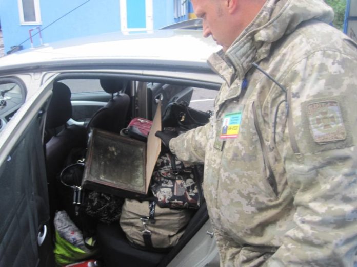 Співробітники Держприкордонслужби завадили незаконному вивезенню з України старовинної ікони «Петра і Павла» Співробітники Держприкордонслужби завадили незаконному вивезенню з України старовинної ікони «Петра і Павла»