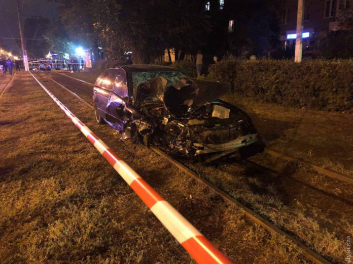 Трагічна ДТП в Одесі: авто на швидкості влетіло у зупинку (відео) Трагічна ДТП в Одесі: авто на швидкості влетіло у зупинку (відео)