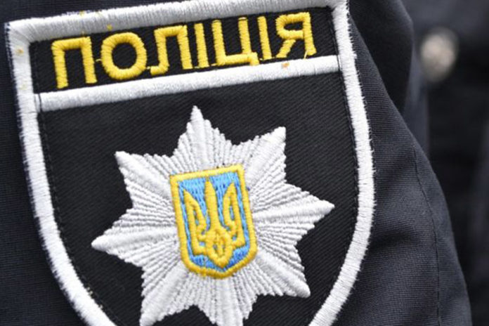 Поліція затримали компанію, що вживала наркотики просто на парковці ТЦ Поліція затримали компанію, що вживала наркотики просто на парковці ТЦ
