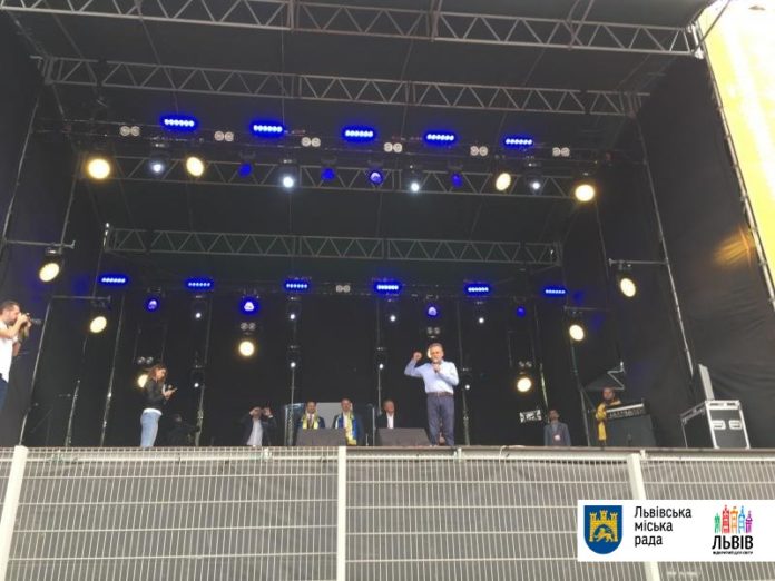 Львів’яни вболівають за збірну в матчі зі Словаччиною Львів’яни вболівають за збірну в матчі зі Словаччиною