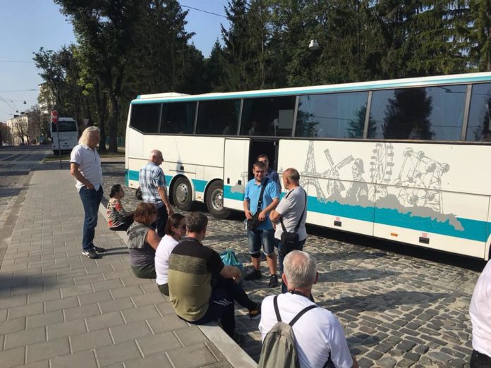 Біля Личаківського цвинтару влаштували стихійний ринок, де торгують антиукраїнською літературою Біля Личаківського цвинтару влаштували стихійний ринок, де торгують антиукраїнською літературою