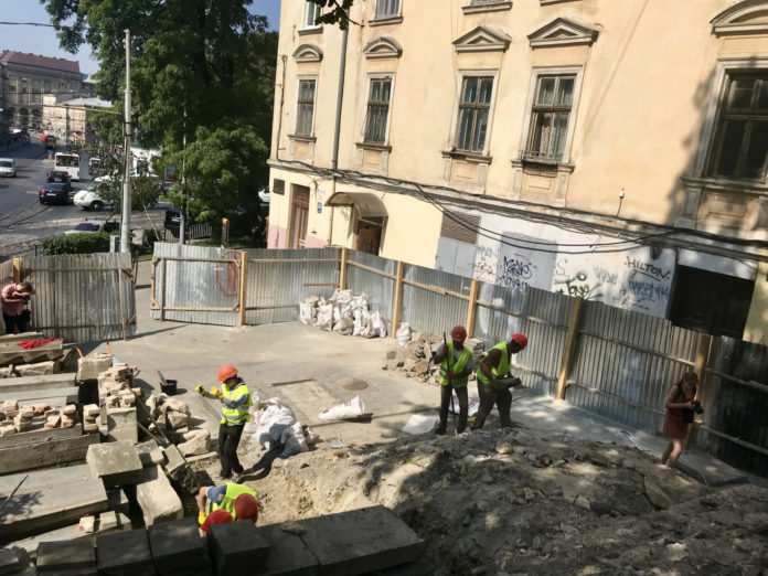 У Львові реставрують сходи перед входом до церкви Марії Сніжної (фото) У Львові реставрують сходи перед входом до церкви Марії Сніжної (фото)