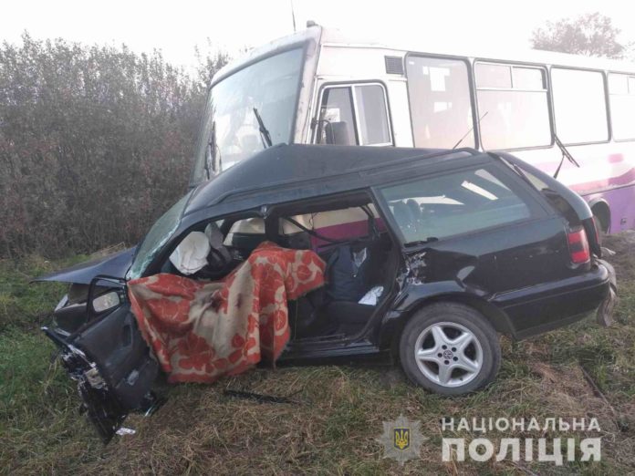 На Львівщині внаслідок зіткнення легковика та автобуса загинуло двоє людей (фото) На Львівщині внаслідок зіткнення легковика та автобуса загинуло двоє людей (фото)
